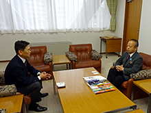 写真右から高橋 都彦氏（狛江市長）、渡邉 一利（笹川スポーツ財団専務理事）