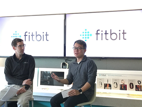 Fitbit社の共同創業者、ジェームズ・パーク（右）とエリック・フリードマン（左）