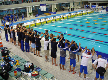 2007年AYOF：競泳で表彰された選手を迎える選手たち（表彰台は2000年シドニー大会で使ったものを使用）