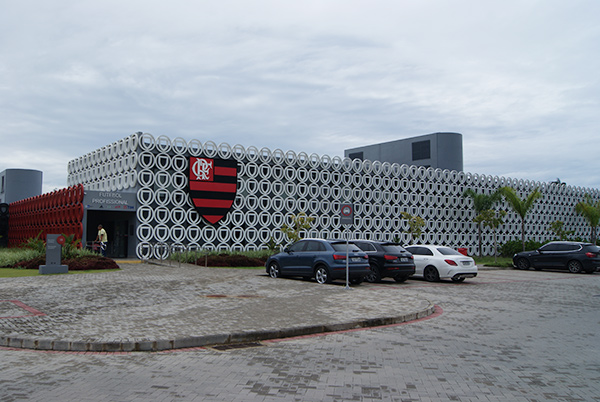 トレーニングセンター内にあるプロサッカー部門の建物