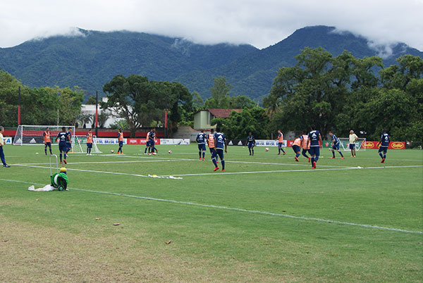 サッカープロチームの練習風景:取材時にはU-14、U-20メンバーも練習に励んでいた