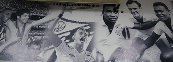 食堂に掛かっている名選手の写真(中央右がペレ、中央左がネイマール)
