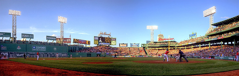 写真．本拠地フェンウェイ・パークでのボストン・レッドソックスの試合風景 Fenway10 by Mr.schultz - Own work. Licensed under CC BY-SA 3.0 via Wikimedia Commons