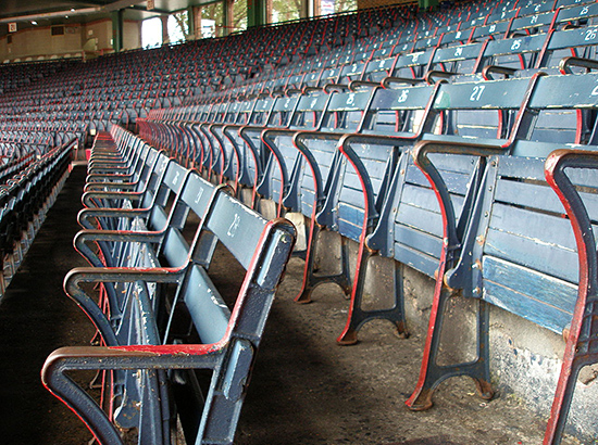 写真．フェンウェイ・パークの木製座席 Fenway Grandstands by Aidan Siegel - Originally from en.wikipedia; description page is (was) here. Licensed under CC BY-SA 3.0 via Wikimedia Commons -