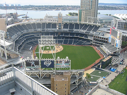 写真．球場全景．右下に砂場と芝生のライト側外野席、奥に芝生のスペースが確認できる Petco Park from above by User thegordons on Flickr - From Flickr; description page is (was) here. Licensed under CC BY-SA 2.0 via Commons -