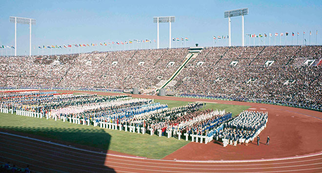 1964年 国立競技場で開催された第18回 東京オリンピックの開会式   photo:フォート キシモト