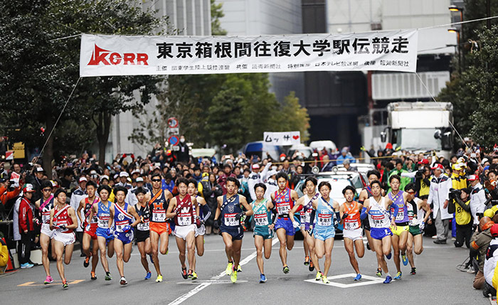 大手町読売新聞社前を一斉スタート（2017年1月2日）