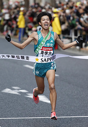 3連覇を達成した青山学院大の安藤のゴールシーン（2017年1月3日）