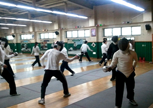 ⑤中学生と高校生が混じって練習するフェンシング