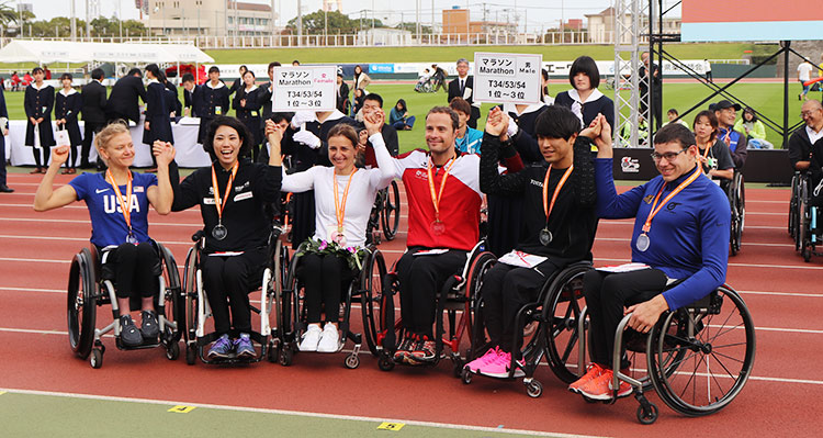 男子はマルセル・フグ選手、女子はマニュエラ・シャー選手が優勝（クラスT34/53/54）