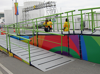 オリンピック公園内のあちこちに設置されたバス乗降用の仮設スロープ