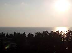 宿舎の窓から見た黒海に浮かぶ夕日