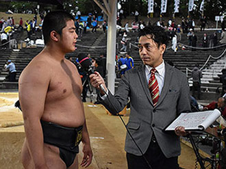 個人戦で優勝し、テレビのインタビューに答える花田秀虎選手