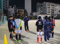 女子サッカー指導中の様子