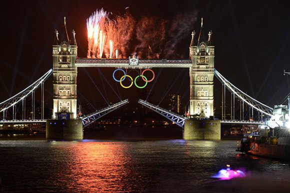 テムズ川にかかるロンドンブリッジに設置されたオリンピックシンボル（2012年 ロンドン）