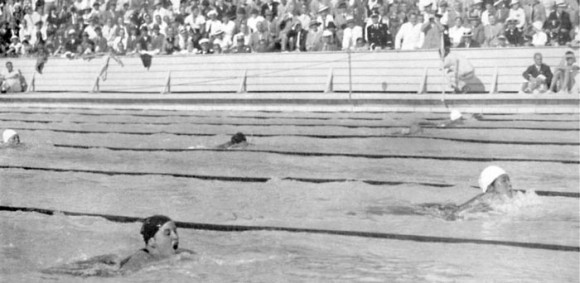 1936年ベルリン大会競泳女子200ｍ平泳ぎ決勝、先頭の白いキャップが前畑秀子