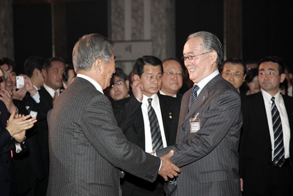 石原慎太郎東京都知事と握手する長嶋茂雄（2007年3月5日） 