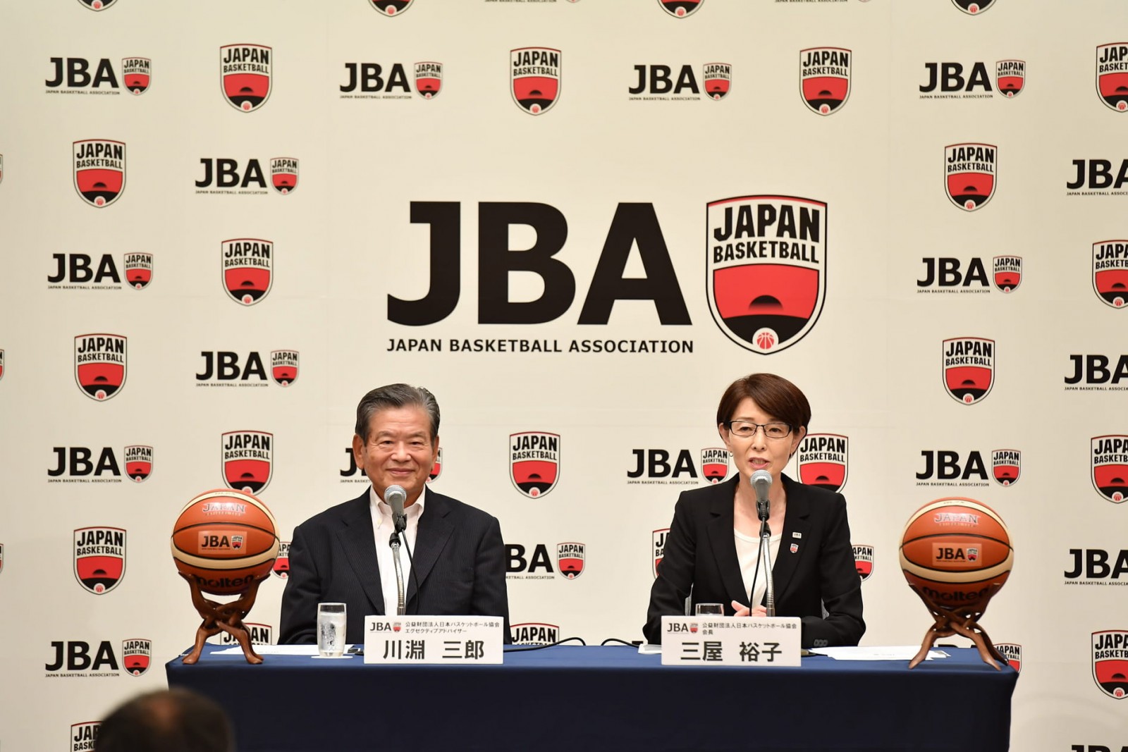 Yuko Mitsuya, right, at a press conference after being named to succeed Kawabuchi, left, as president of the Japan Basketball Association. ©Japan Basketball Association