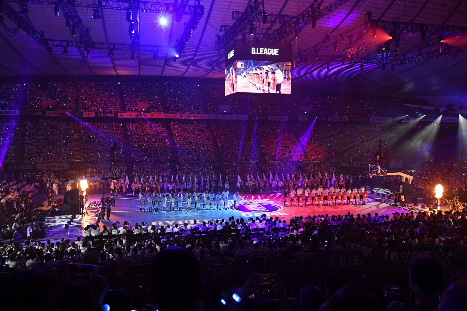 The opening ceremony for the professional B. League season in 2016 was a spectacular event featuring an all-LED court and some of Japan’s largest digital displays. ©Photo Kishimoto