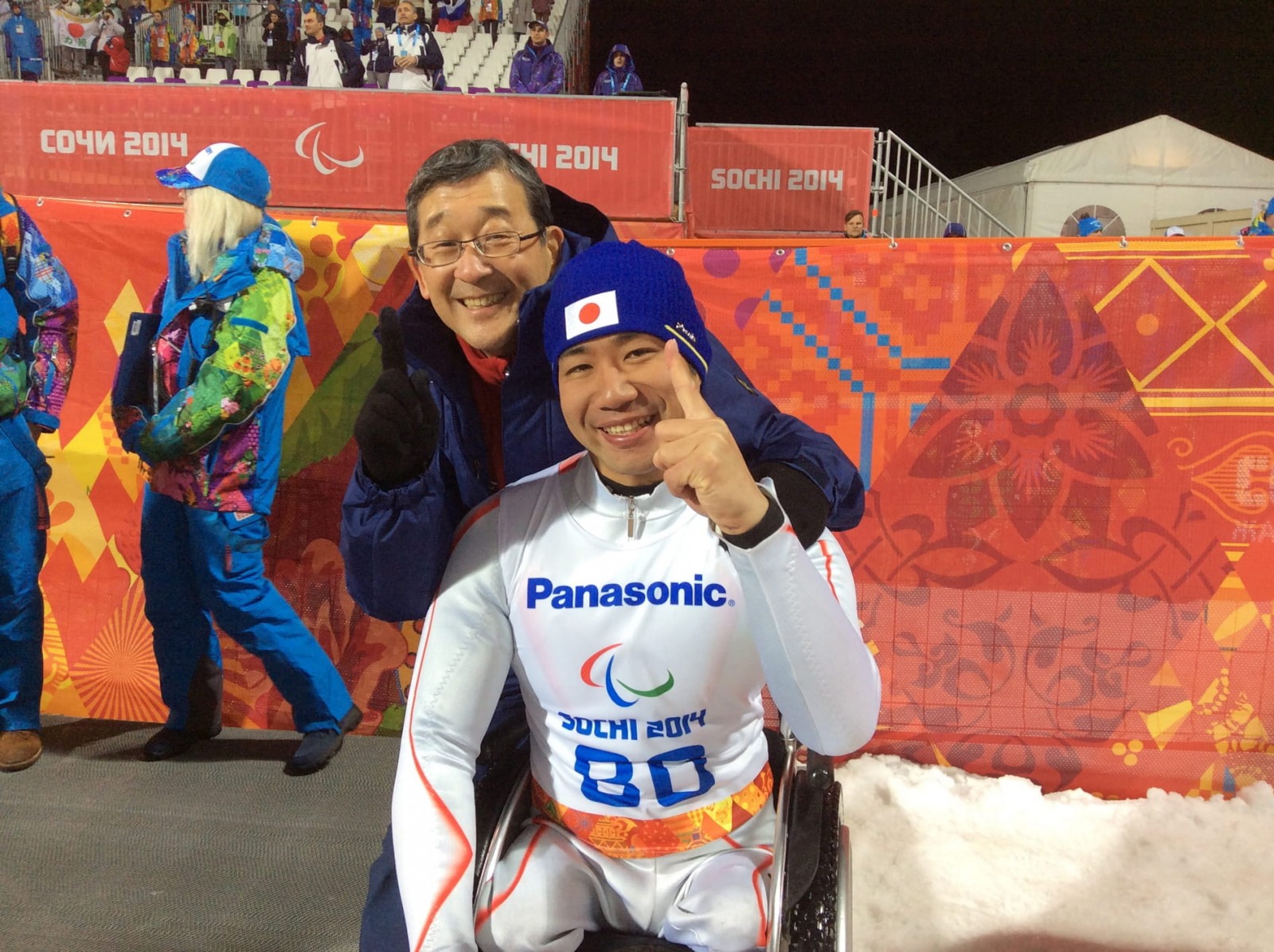 It was from personal experience that Yasushi Yamawaki (shown with para-alpine skiing gold medalist Takeshi Suzuki) realized that the feats of para-athletes could become a key factor in building a vibrant, coexistence society. ©Photo Kishimoto