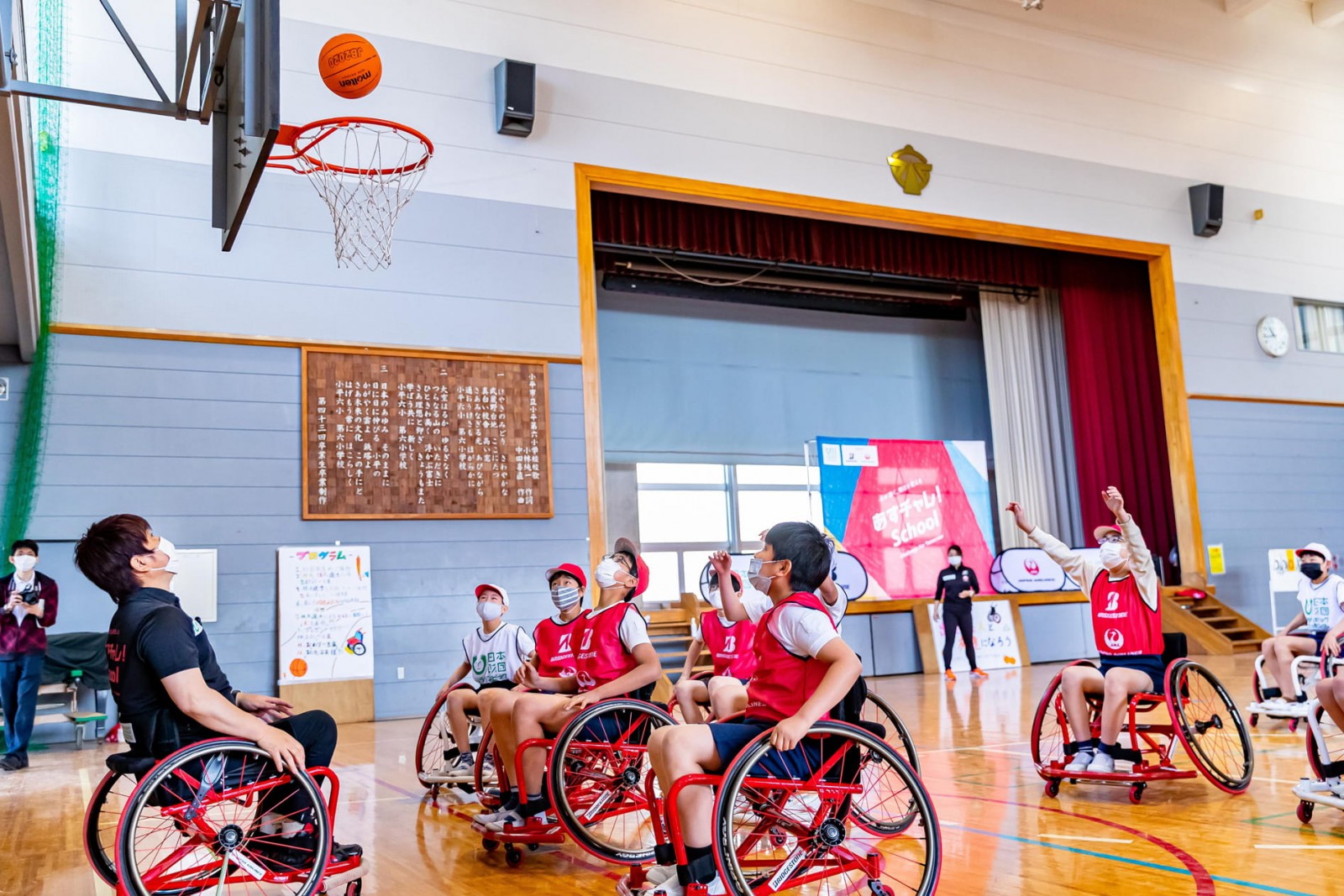 The Nippon Foundation Paralympic Support Center, which Yamawaki chairs, has been conducting a program since 2016 under which para-athletes visit schools throughout Japan to lead hands-on classes on para-sports. ©The Nippon Foundation Paralympic Support Center