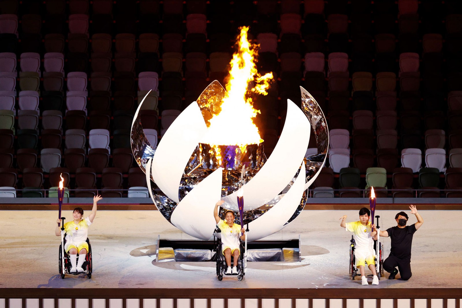 Next-generation hydrogen fuel—a clean energy source—was used for the first time in Olympic history to light the flames of the Tokyo 2020 cauldron and torch relay. The hydrogen, produced at a plant in Fukushima Prefecture, was also used to power fuel cell buses and the energy system in the Olympic Village. ©Photo Kishimoto