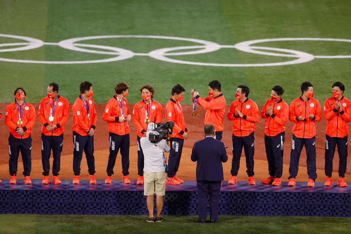 The official uniforms for Japanese athletes at the Tokyo 2020 Olympic and Paralympic Games were made out of recycled fibers. Asics Corporation collected around 4 tons of old clothing for the project. (Baseball finals award ceremony) ©Photo Kishimoto