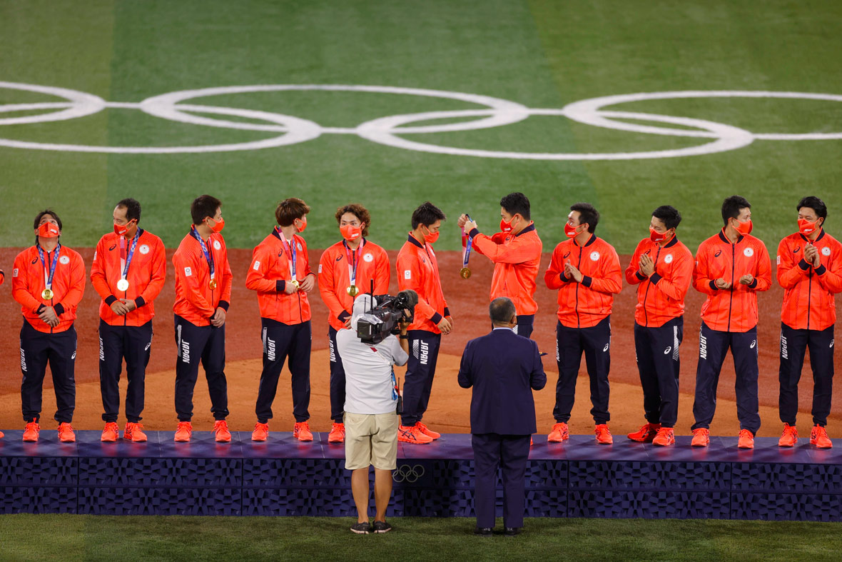 The official uniforms for Japanese athletes at the Tokyo 2020 Olympic and Paralympic Games were made out of recycled fibers. Asics Corporation collected around 4 tons of old clothing for the project. (Baseball finals award ceremony) ©Photo Kishimoto