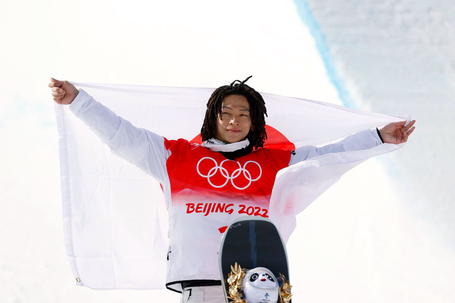 Snowboarder Ayumu Hirano after winning the gold medal in the men’s halfpipe at Beijing 2022. ©Takao Fujita / Photo Kishimoto