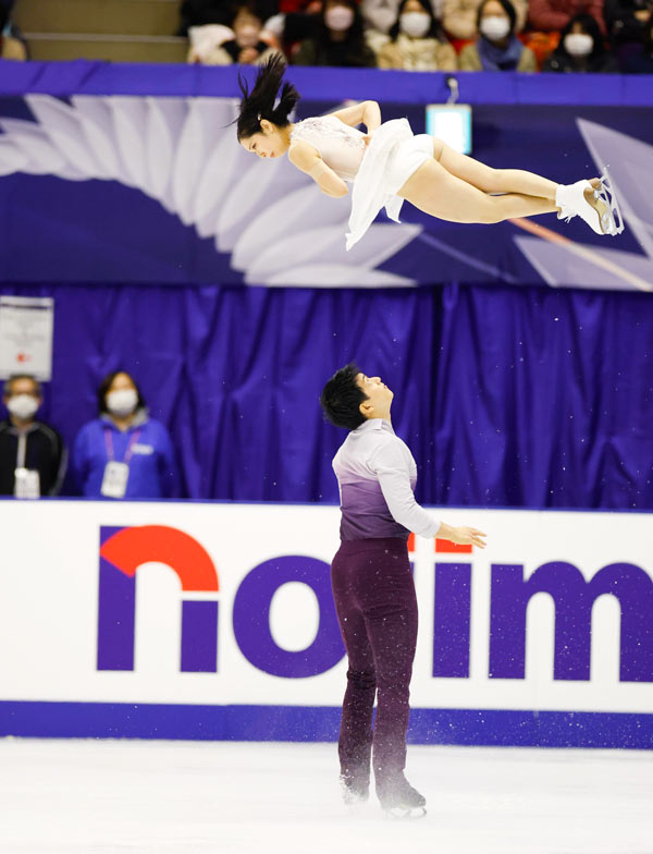 Riku Miura and Ryuichi Kihara at NHK Trophy 2022.