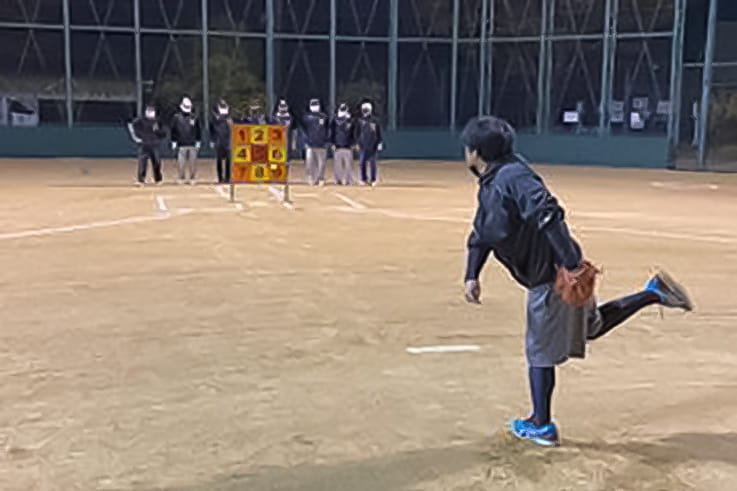 Fukuchiyama’s residents also played “Strikeout,” a pitching game where points are earned for accuracy. (Photo courtesy of Fukuchiyama City)