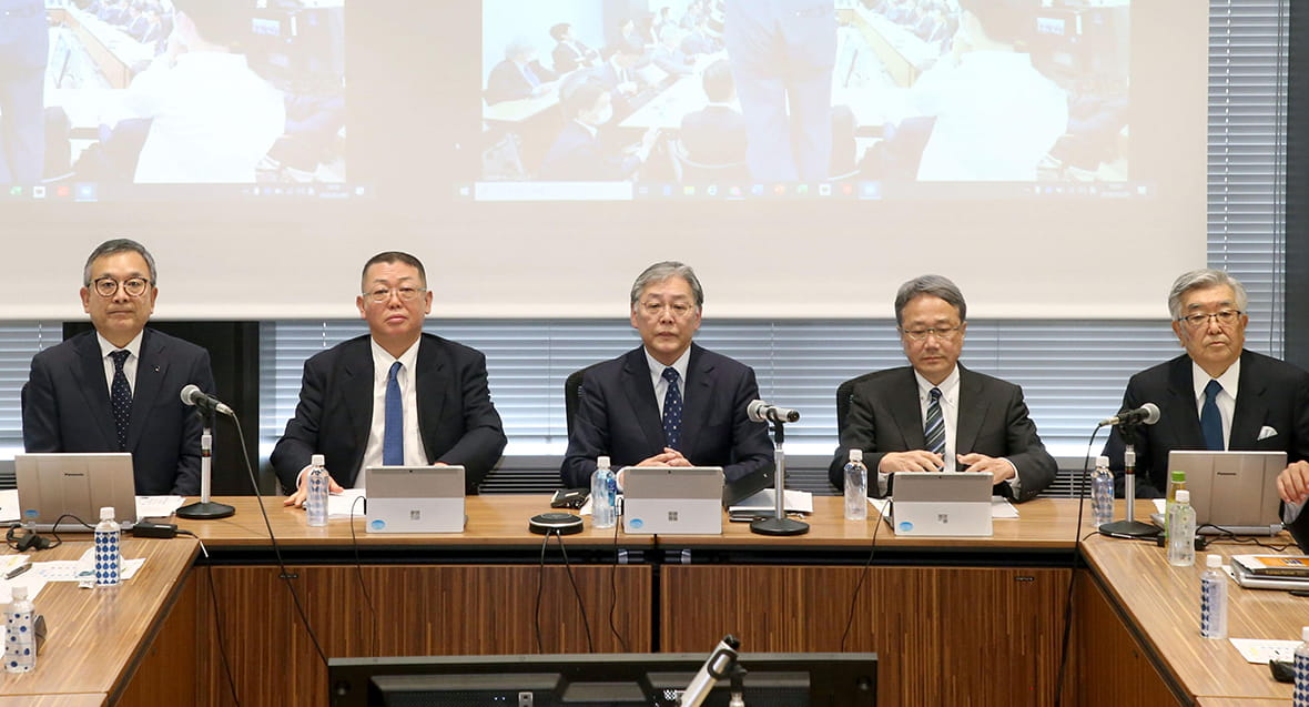 J. League Chairman Murai (far left), NPB Commissioner Saito (far right), and expert members of the joint COVID-19 task force