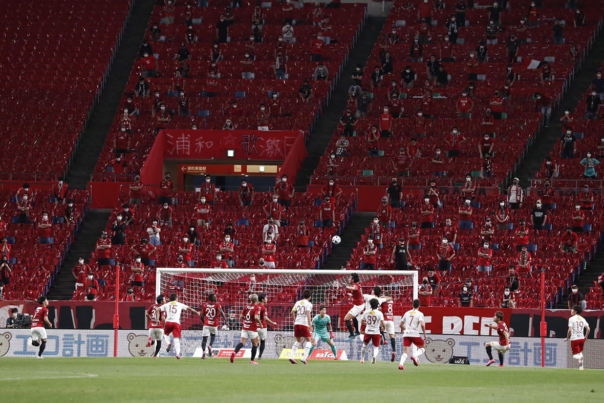 A J. League match during 2020, held under strict social distancing and other rules to prevent the spread of COVID-19. ©Photo Kishimoto