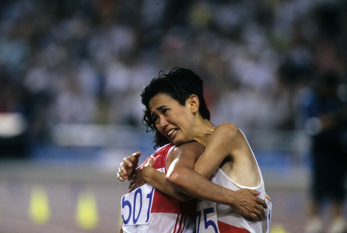 Yuko Arimori, right, embraces Valentina Yegorova of Russia after their hard-fought marathon at the 1992 Barcelona Games. ©Photo Kishimoto