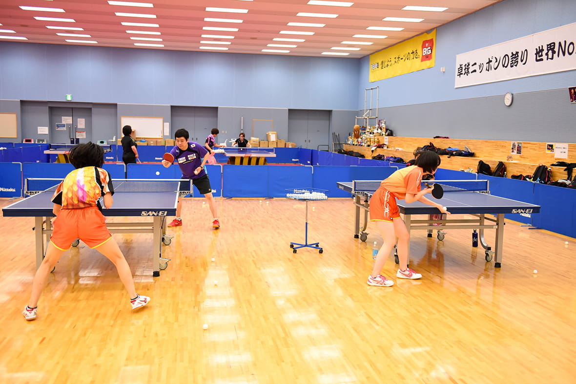 Tokyo 2020 table tennis medalists Tomokazu Harimoto and Miu Hirano underwent training at the JOC Elite Academy. (Photo shows young athletes practicing at the academy in 2014.) ©Photo Kishimoto