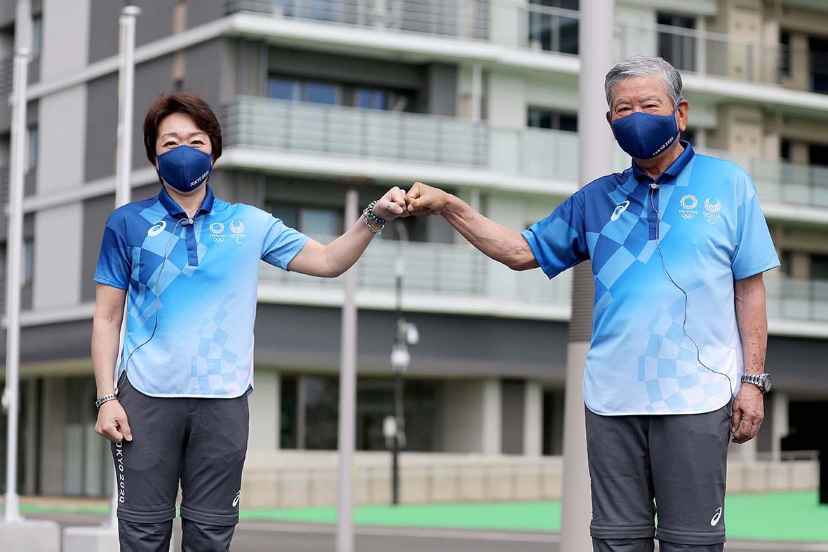 Seiko Hashimoto, left, with Olympic and Paralympic Village Mayor Saburo Kawabuchi. ©Photo Kishimoto