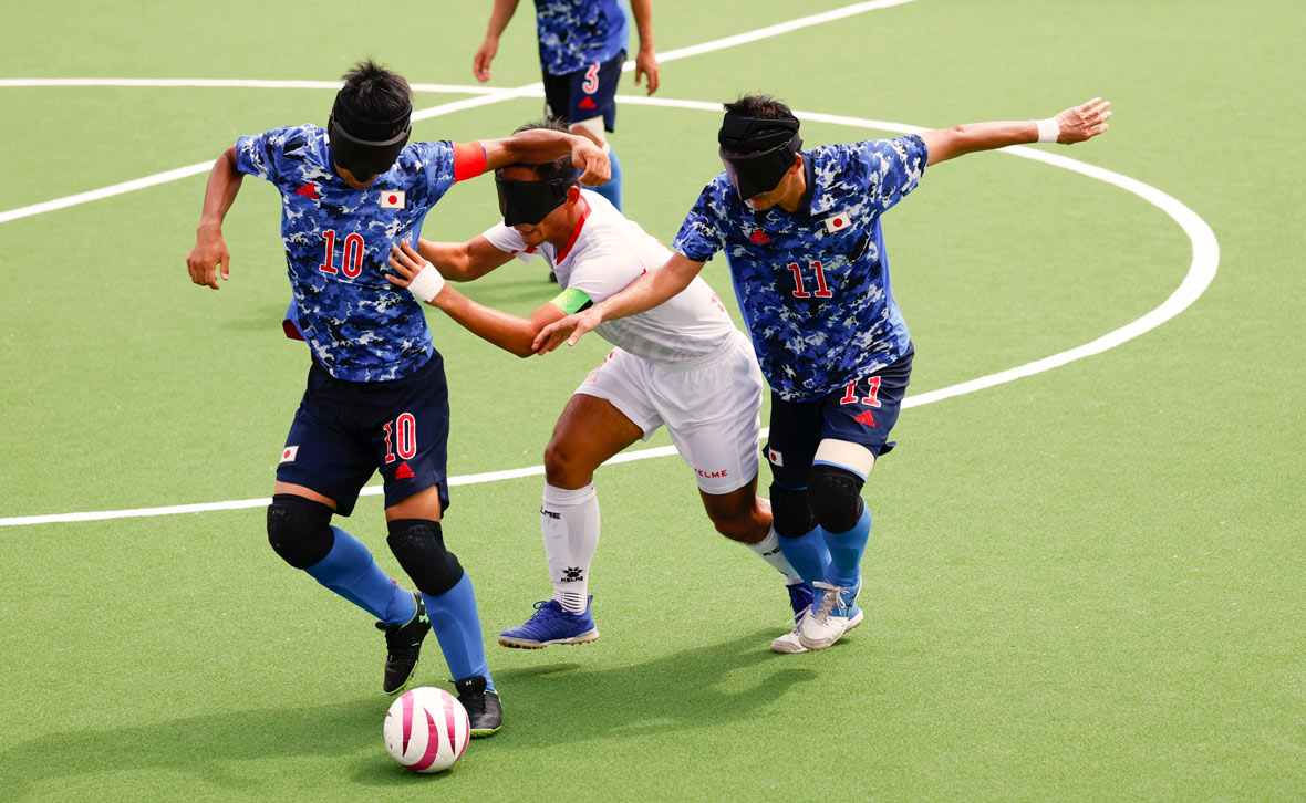 A scene from a five-player blind football match during Tokyo 2020. July 2022 saw the launch of LIGA.i, the first-ever top league of blind football teams in Japan. ©Photo Kishimoto