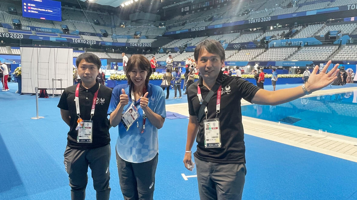 Kotani, center, visits an Olympic venue during Tokyo 2020. ©Photo Kishimoto