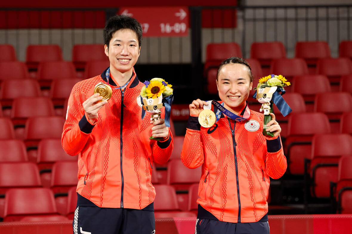 Jun Mizutani, left, and Mima Ito of Japan show their gold medals in table tennis mixed doubles, an event held for the first time at the Tokyo Games. ©Photo Kishimoto