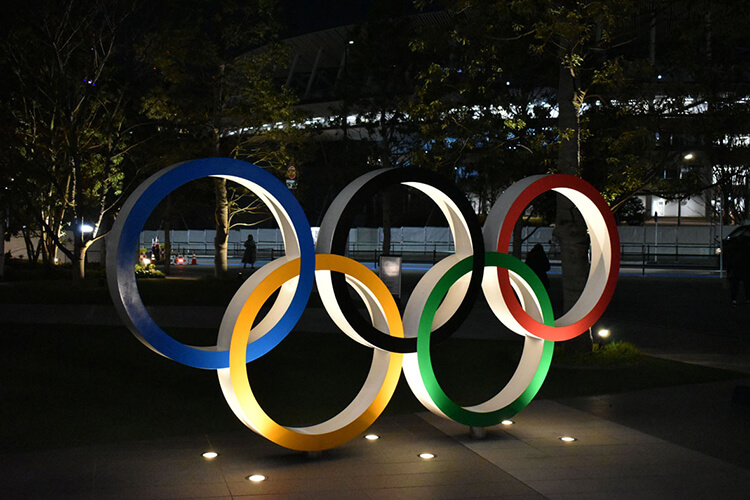 オリンピックシンボルのモニュメント（背景は国立競技場）
