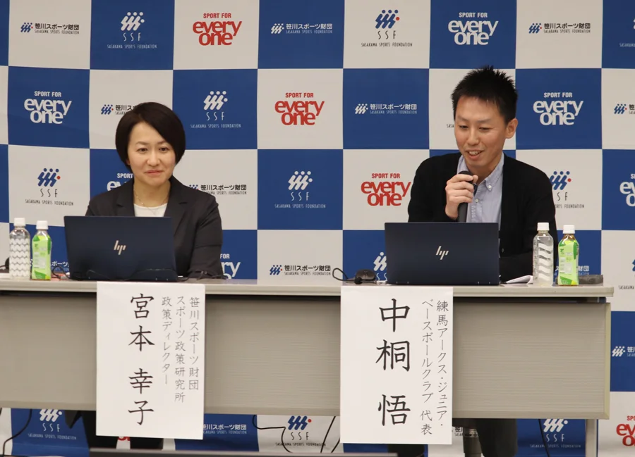 質疑に丁寧に回答する中桐氏(右)。左はコーディネーターの宮本。