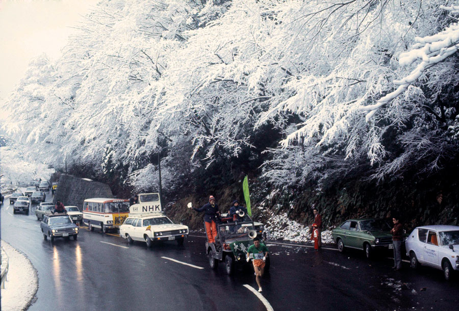 今から約半世紀前、1975年の第51回箱根駅伝は雪の中でのレースとなった。この大会より往路、復路、総合の３賞制度を導入された。（写真：フォート・キシモト）
