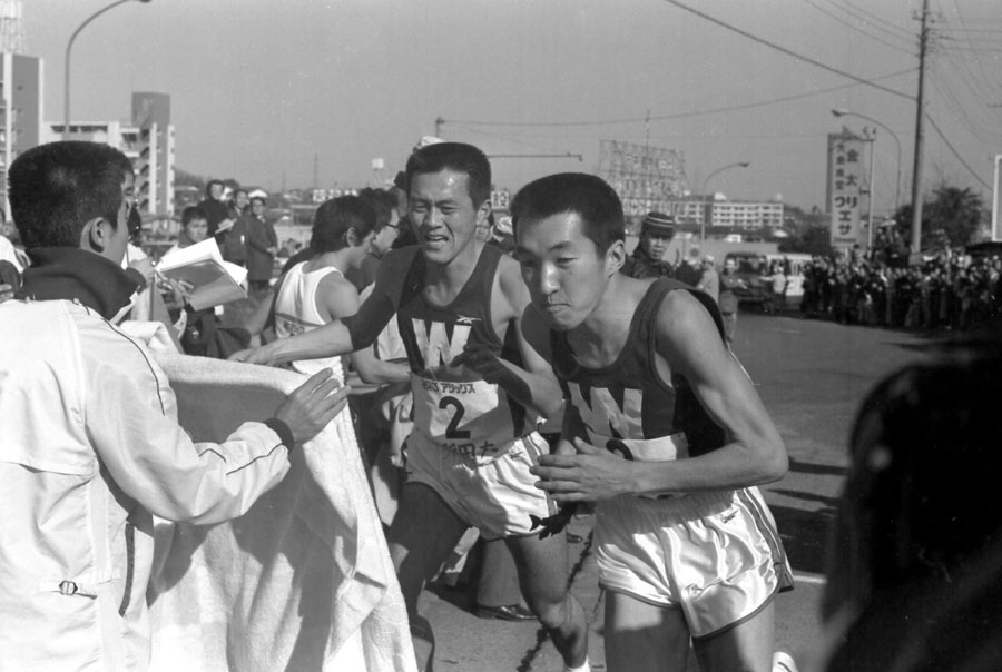 初のテレビ放映となった1979年第55回大会。写真は瀬古利彦（早稲田大学）のタスキ渡し。（写真：フォート・キシモト）