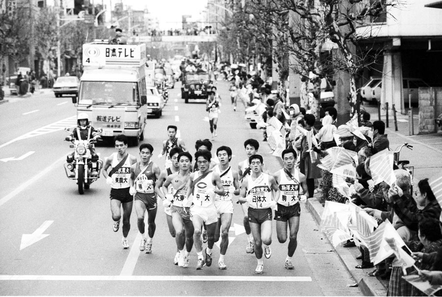 日本テレビによる生中継放送が開始された1987年第63回大会。選手の背後に報道車が確認できる。撮影日＝1987年1月2日（写真：日刊スポーツ/アフロ）