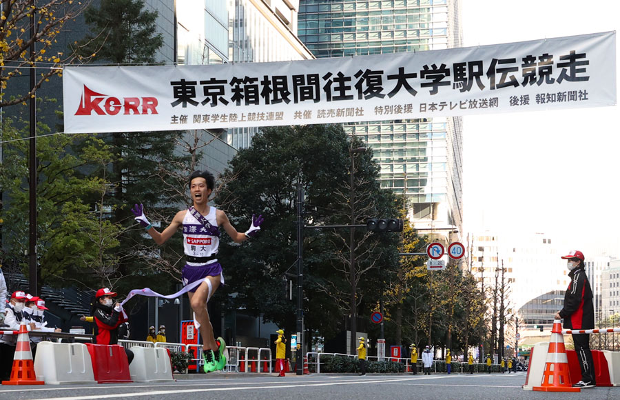 第99回箱根駅伝。総合1位でゴールする駒大・青柿（撮影・藤山由理）。記念すべき第100回大会は、どの大学が栄光を掴むのか。撮影日＝2023年1月3日（写真：スポニチ/アフロ）