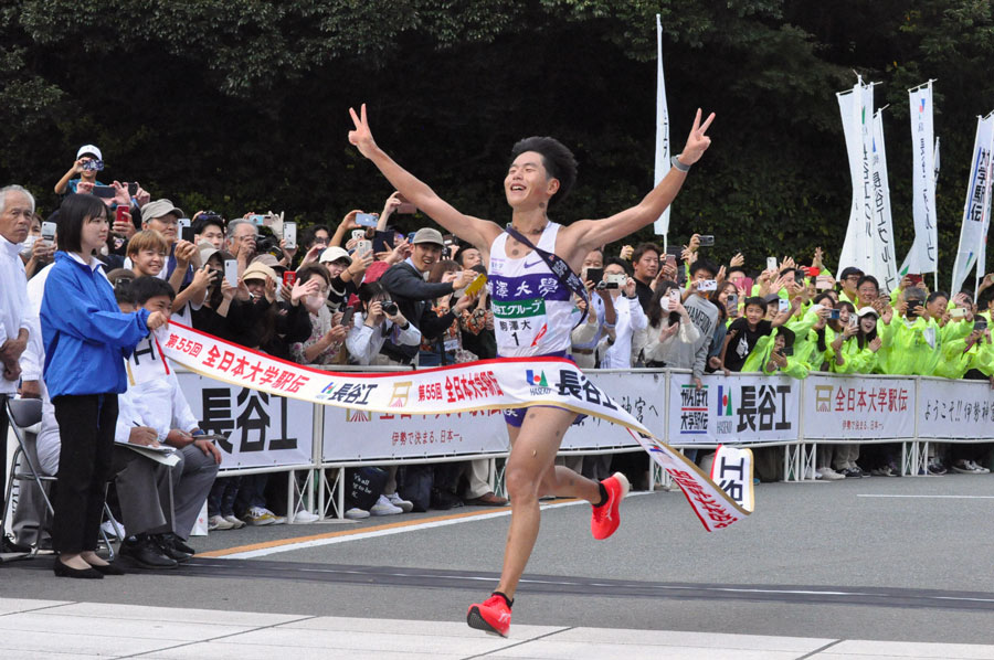 第55回全日本大学駅伝で4連覇を果たし、笑顔でフィニッシュする駒澤大アンカーの山川拓馬。岩壁峻撮影。撮影日＝2023年11月5日（写真：毎日新聞社/アフロ）