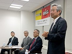 コーディネーターの師岡 氏と3名のパネリスト