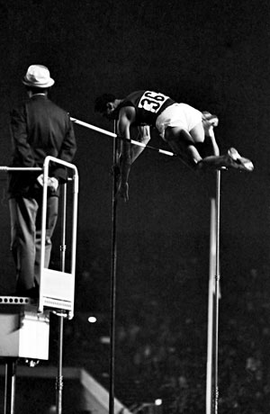 1964年東京大会、棒高跳びの長い戦いを制したハンセン （米国）