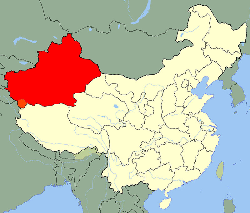 赤で示した部分が新疆ウイグル自治区。中国の行政区のなかでは最も面積が広い