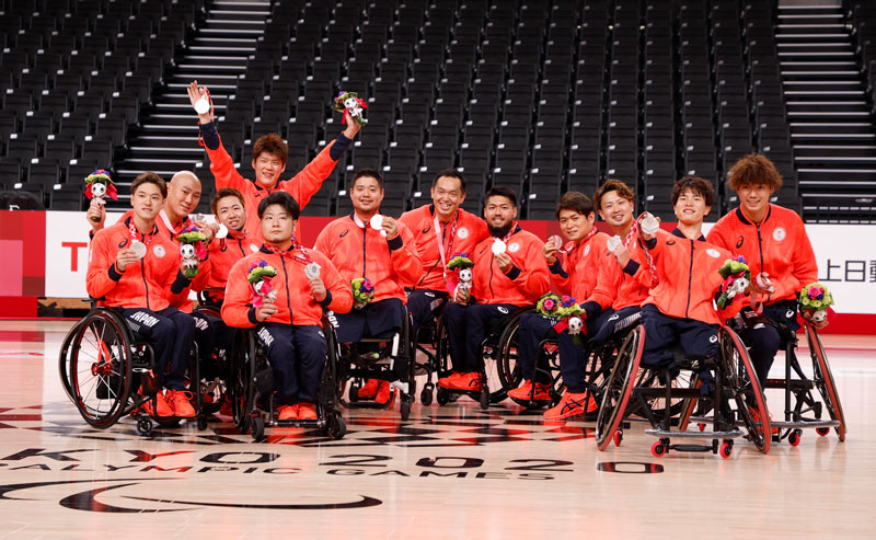 東京2020大会で銀メダルを獲得した車いすバスケットボール日本男子チーム